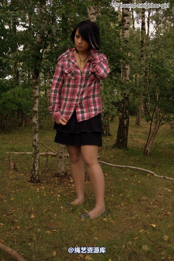 bound-neighbor-girl - Nadine - Adventure in the woods part 2 第 1 张图片