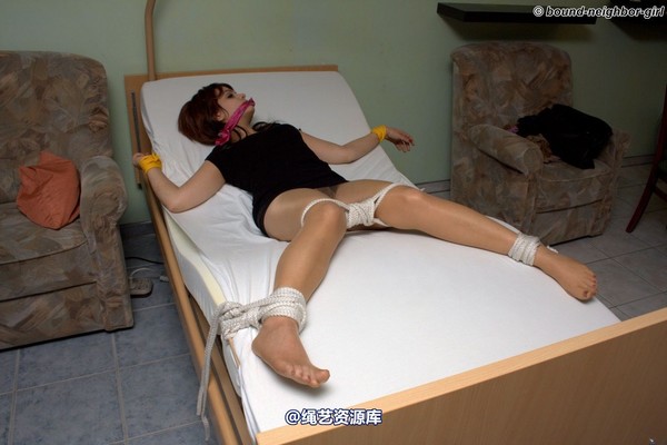 bound-neighbor-girl - Nina A - Tied to the bed 2 第 3 张图片