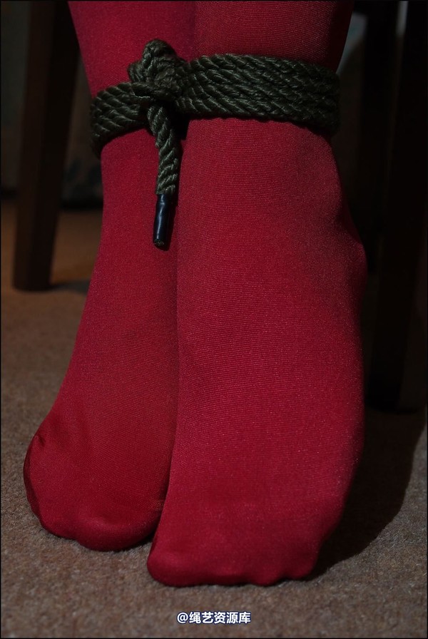 simplytied - Cassie in red tights 第 36 张图片