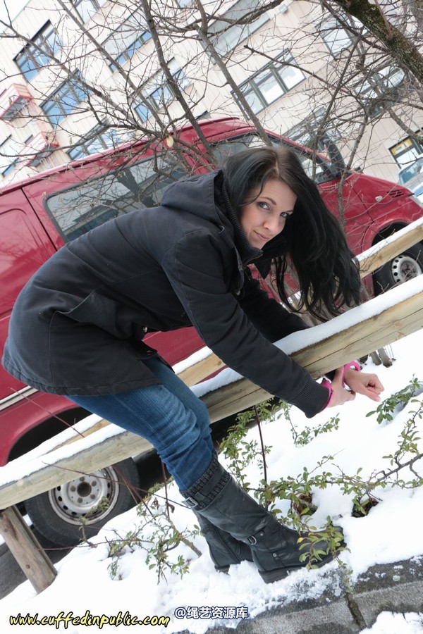 girlsinsteel - Cuffed at the parking area 第 55 张图片