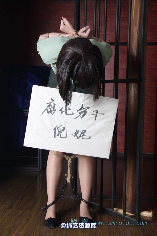 锐度主张 - 军服捆绑堵嘴挂牌模特：碧菡 第 6 张图片