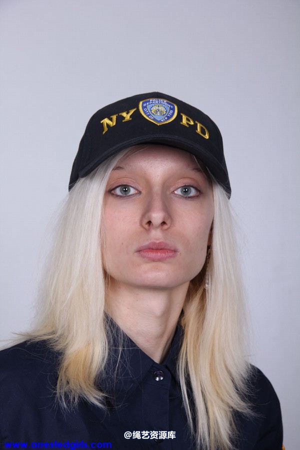 girlsinsteel - Police Officer in trouble 第 5 张图片