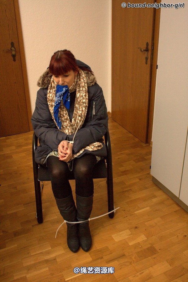 bound-neighbor-girl - Susan - Tied up in winter clothes 2 第 6 张图片