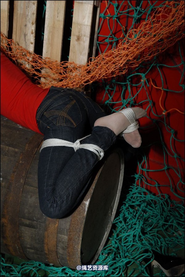 simplytied - Jinx caught over a barrel 第 32 张图片