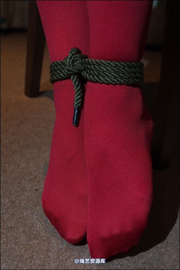 simplytied - Cassie in red tights 第 35 张图片