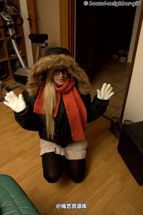 bound-neighbor-girl - Marenka - In winter jacket tied 1 第 4 张图片