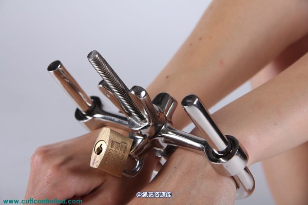 girlsinsteel - Multiple handcuffed 第 19 张图片