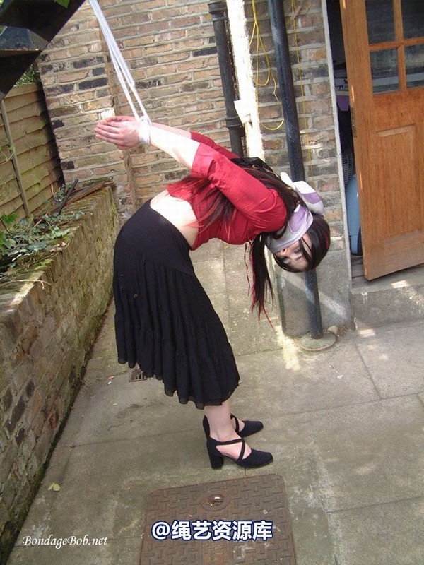 bondagebob - Lydia Tied Outdoors 第 76 张图片