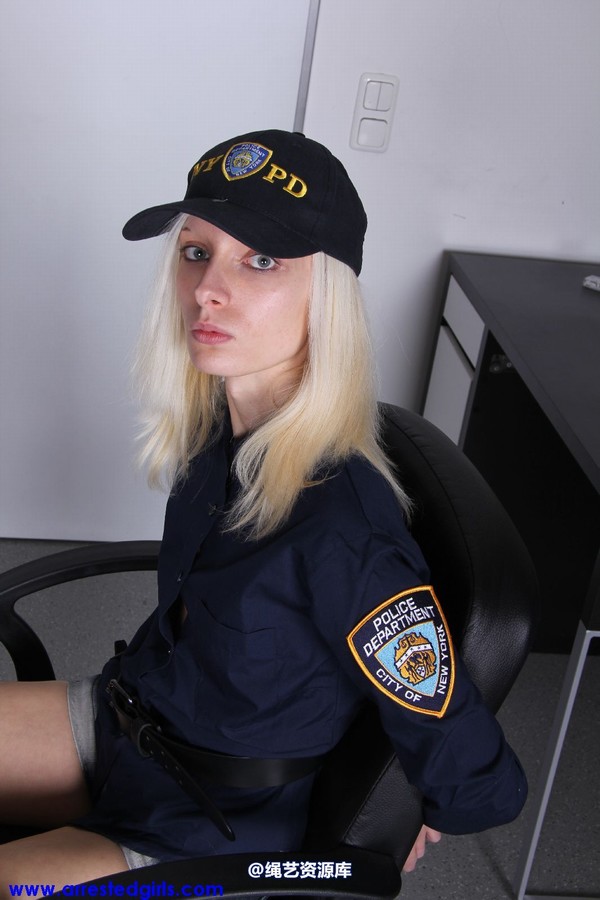 girlsinsteel - Police Officer in trouble 第 17 张图片