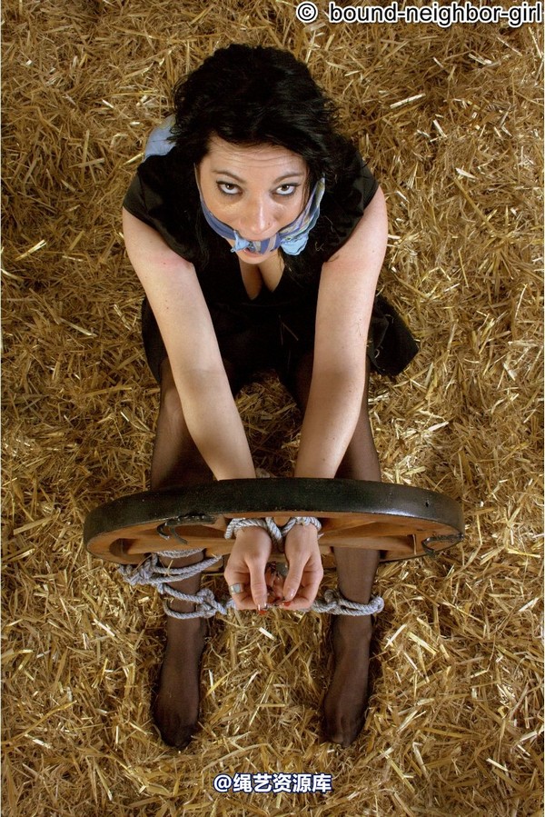 bound-neighbor-girl - Trixi is tied up in the barn - bonus 第 6 张图片
