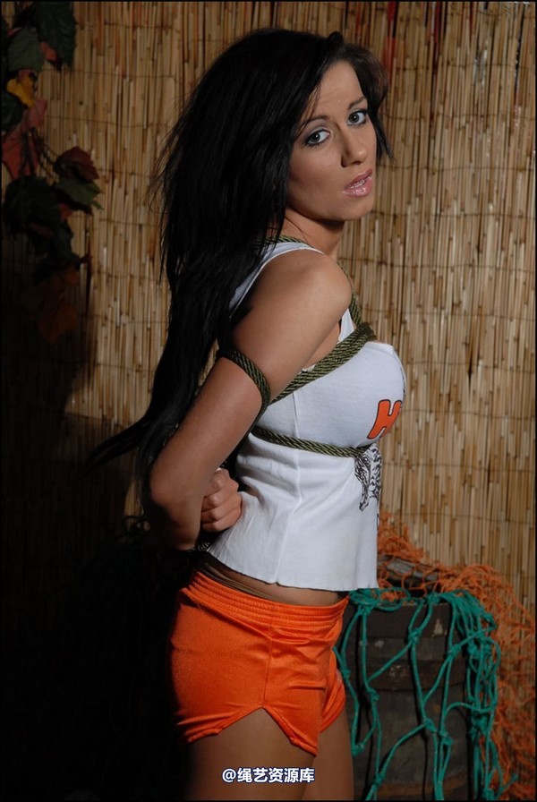 simplytied - Emma Hooters girl 第 8 张图片