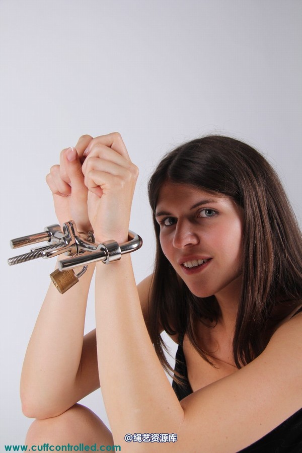 girlsinsteel - Multiple handcuffed 第 33 张图片