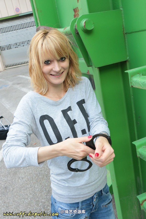 girlsinsteel - Cuffed to a heavy container 第 37 张图片