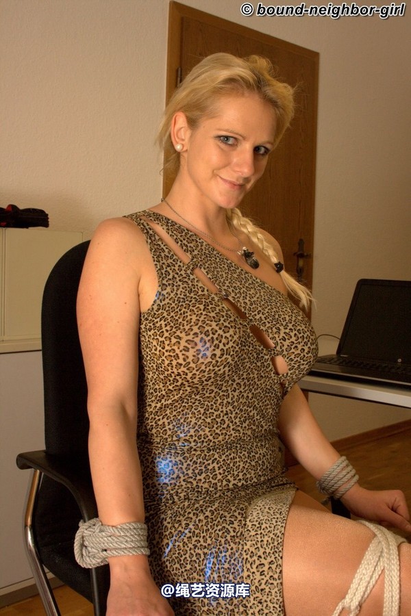 bound-neighbor-girl - Julia - Tied up in the office 2 第 10 张图片
