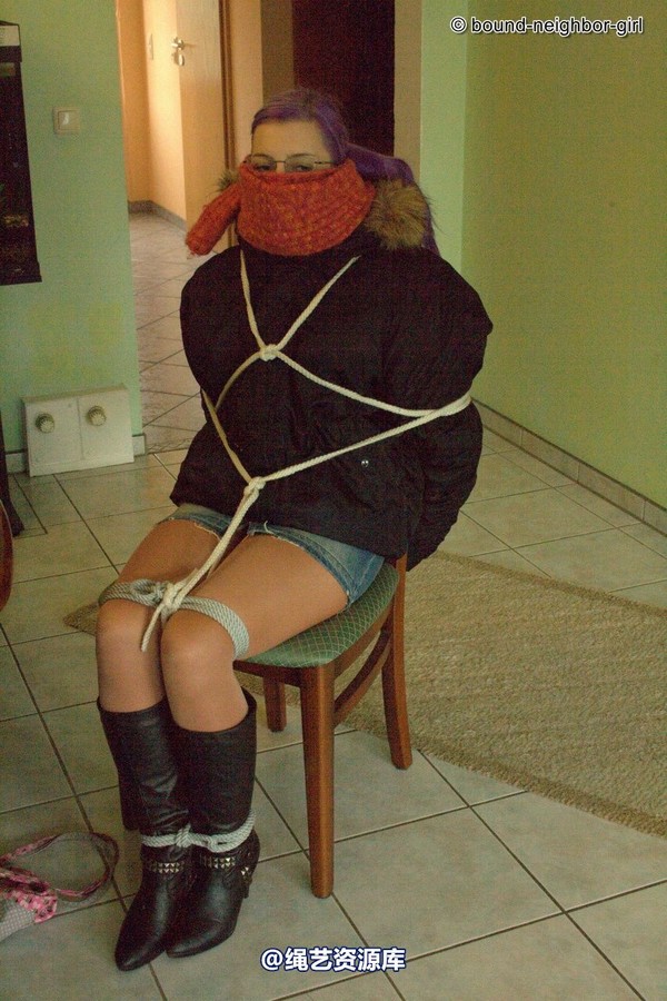 bound-neighbor-girl - Zora in winter jacket tied 1 第 23 张图片