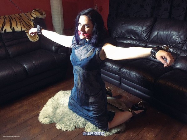 limitedaudience - 2015 caroline pierce spread and kneeling 第 1 张图片