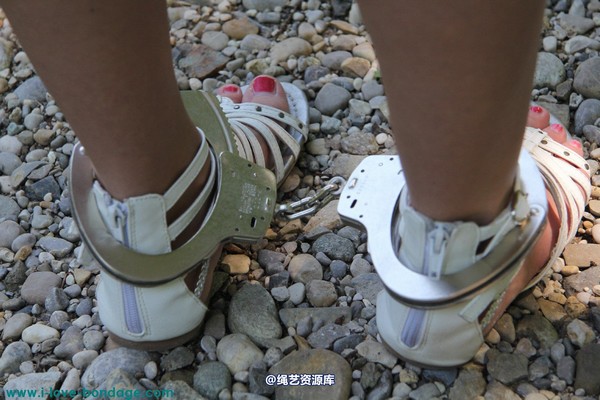 girlsinsteel - Cuffed at the highway 第 47 张图片