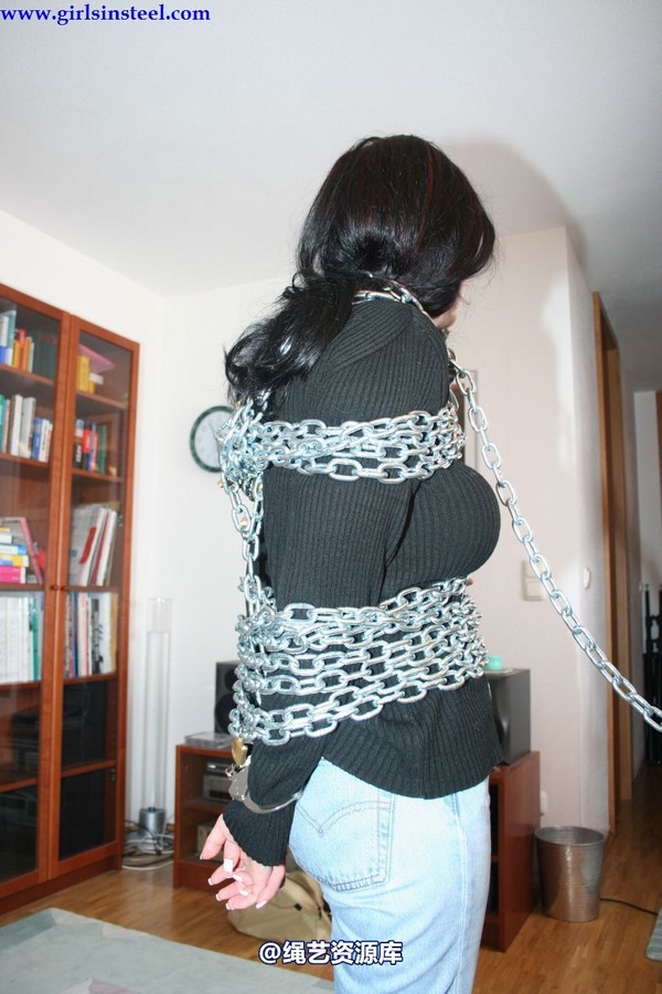 girlsinsteel - Heavy chains and handcuffs 第 21 张图片