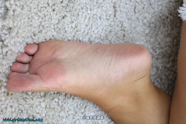 girlsinsteel - Sophia barfeet and hogcuffed 第 23 张图片