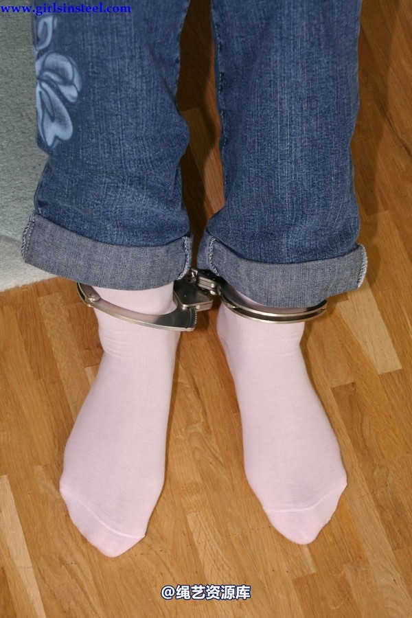 girlsinsteel - Sophia tied up with many neckcuffs 第 8 张图片