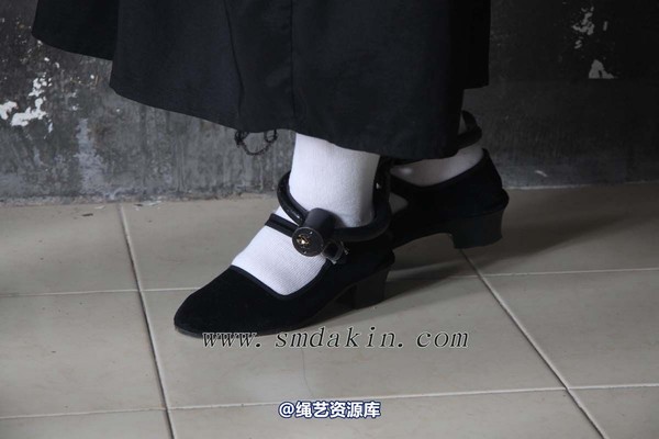 锐度主张 - 黑布鞋白袜镣铐模特：小芳 第 7 张图片
