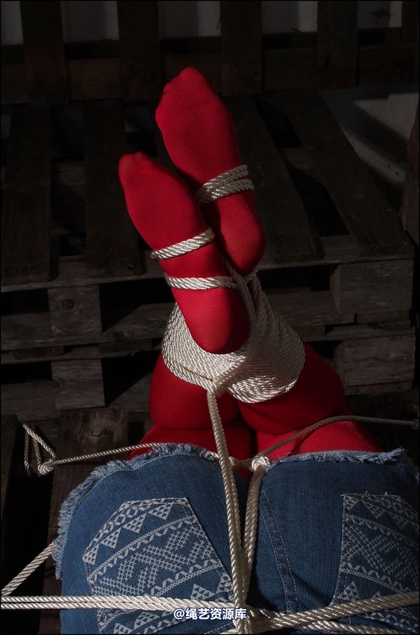 simplytied - Trisha back in red tights 第 33 张图片