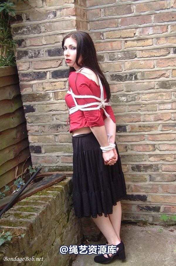 bondagebob - Lydia Tied Outdoors 第 1 张图片
