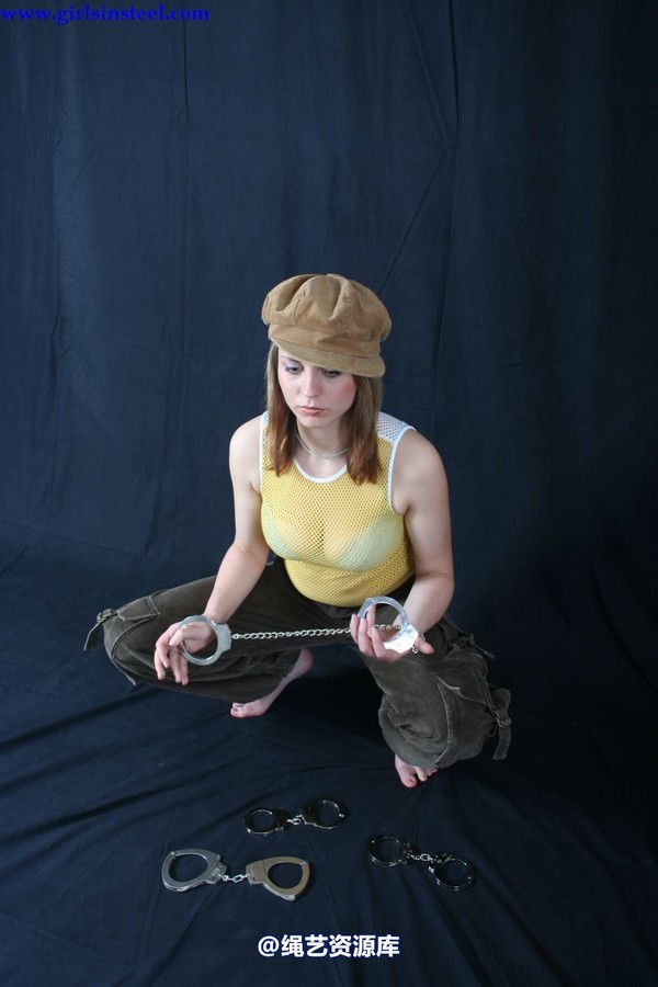 girlsinsteel - Miri in cuffs 第 3 张图片