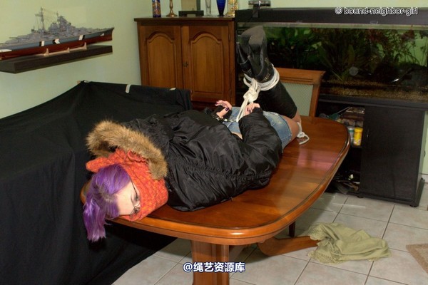 bound-neighbor-girl - Zora in winter jacket tied 1 第 28 张图片