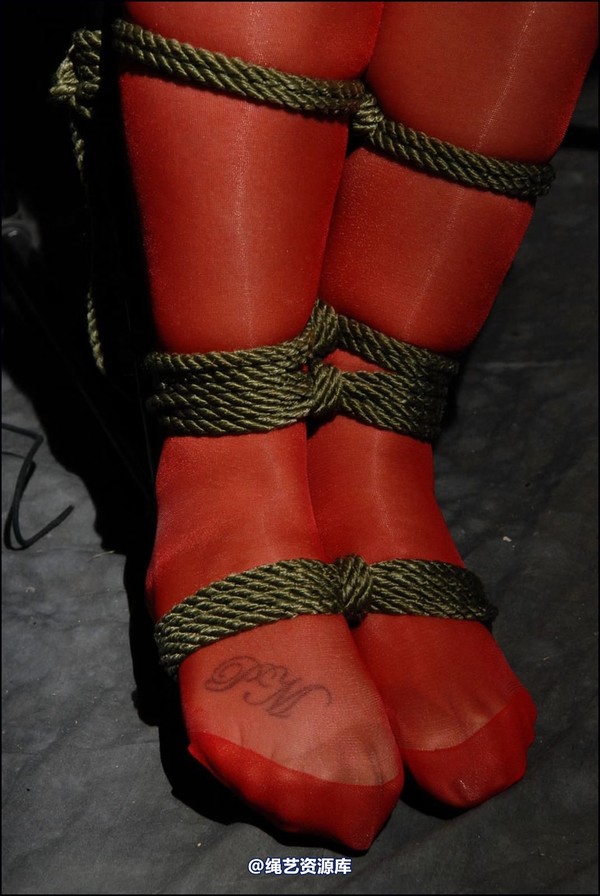 simplytied - Miss P in Red tights 第 39 张图片