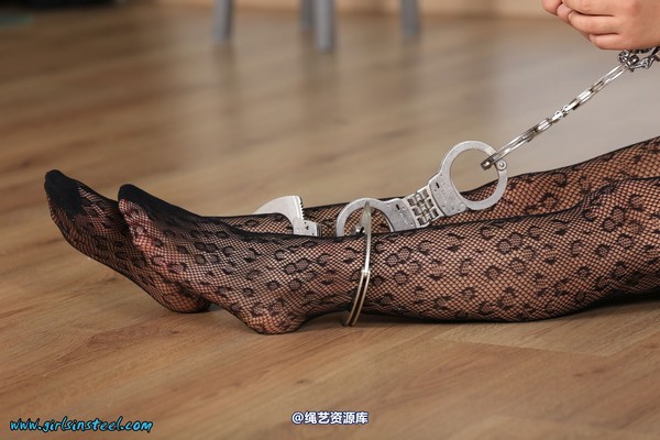 girlsinsteel - Business girl cuffed with fiddle 第 97 张图片