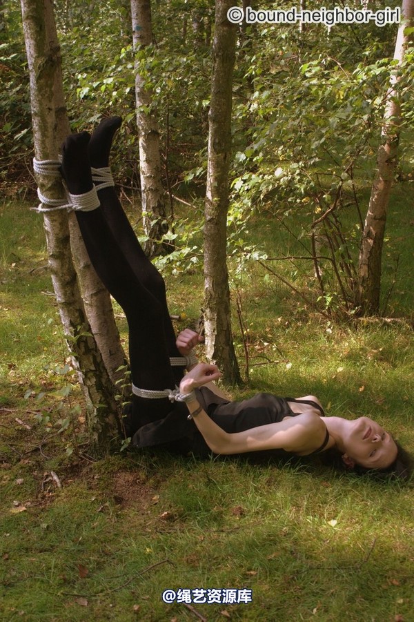 bound-neighbor-girl - Tanja - Tied up in the forest 2 第 8 张图片