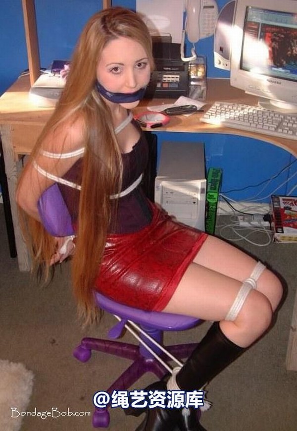 bondagebob - Chanta Rose Bound at her computer 第 7 张图片