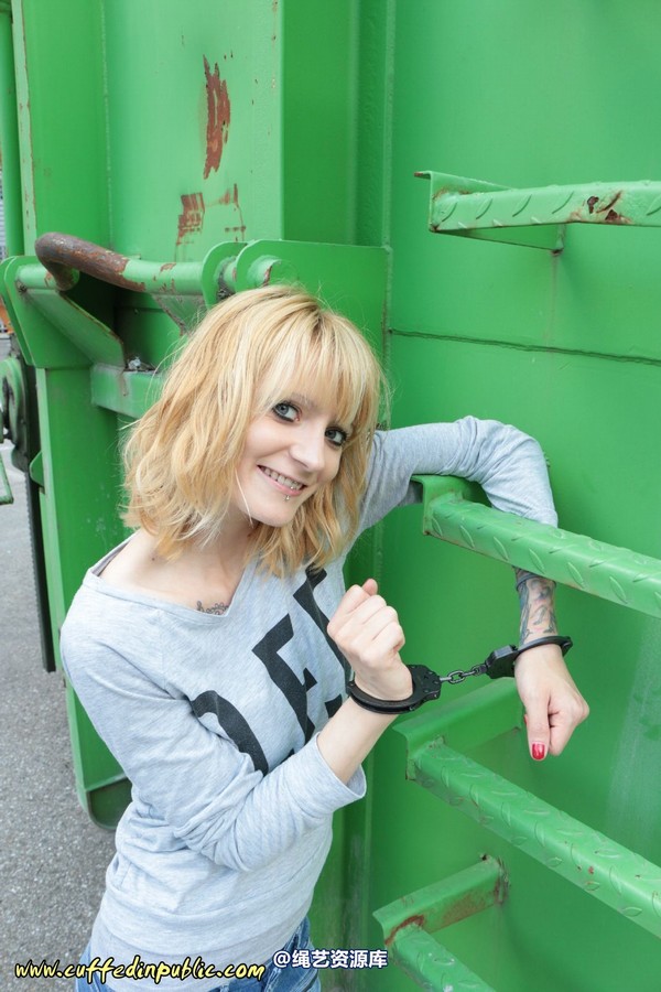 girlsinsteel - Cuffed to a heavy container 第 49 张图片