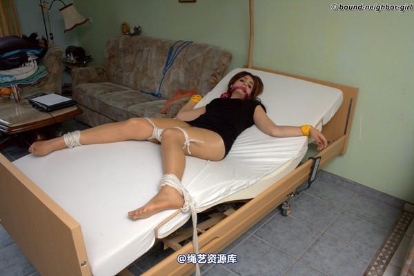 bound-neighbor-girl - Nina A - Tied to the bed 2 第 11 张图片