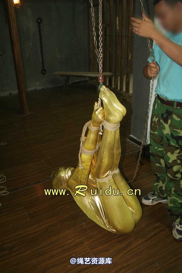锐度主张 - 20070928第35期 影片胶衣紧缚悬吊图片 第 119 张图片