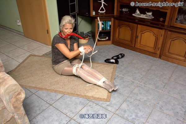 bound-neighbor-girl - Elena - Tied at home 3 第 8 张图片