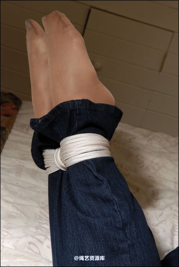 simplytied - Charlotte in jeans 第 53 张图片