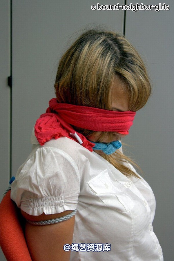 bound-neighbor-girl - Guest Helena alone in the office part 1 第 25 张图片