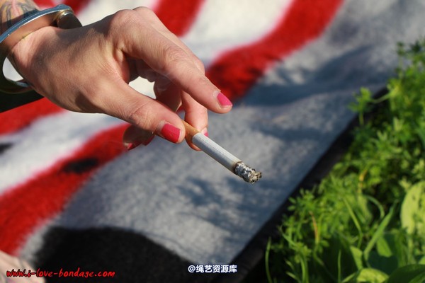 girlsinsteel - Smoking with handcuffs 第 8 张图片