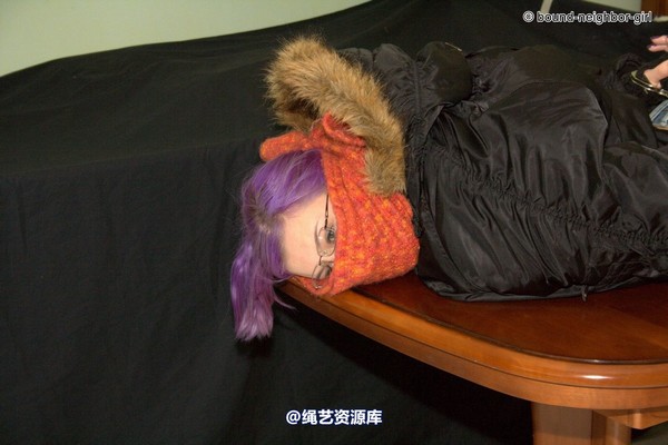 bound-neighbor-girl - Zora in winter jacket tied 1 第 30 张图片