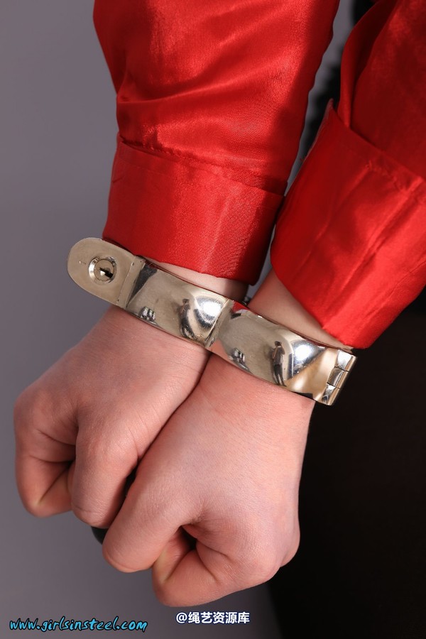 girlsinsteel - Business girl Lisa in cuffs with elbows 第 74 张图片