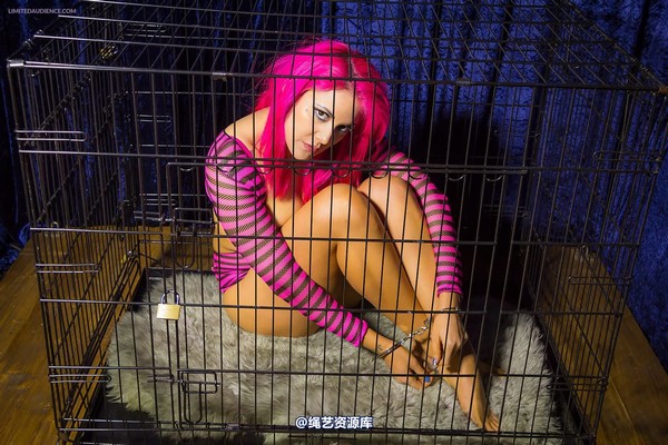 limitedaudience - 2014 elle prisoner holding cell 2 第 30 张图片