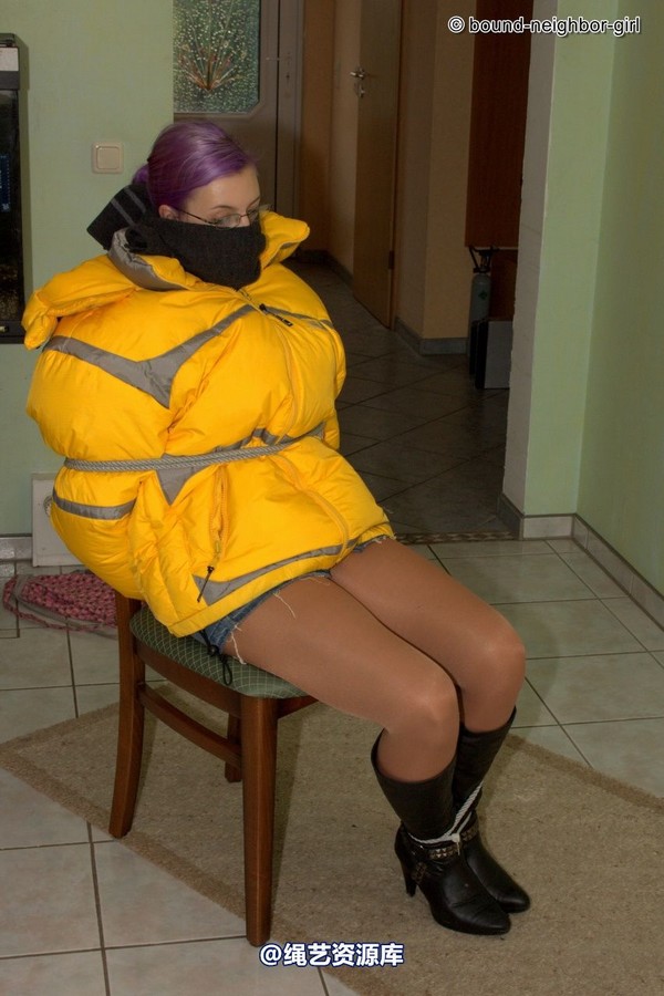 bound-neighbor-girl - Zora in winter jacket tied 2 第 15 张图片