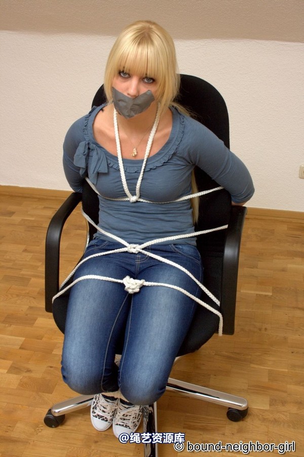 bound-neighbor-girl - Janine A - bondage games in the office 2 第 4 张图片