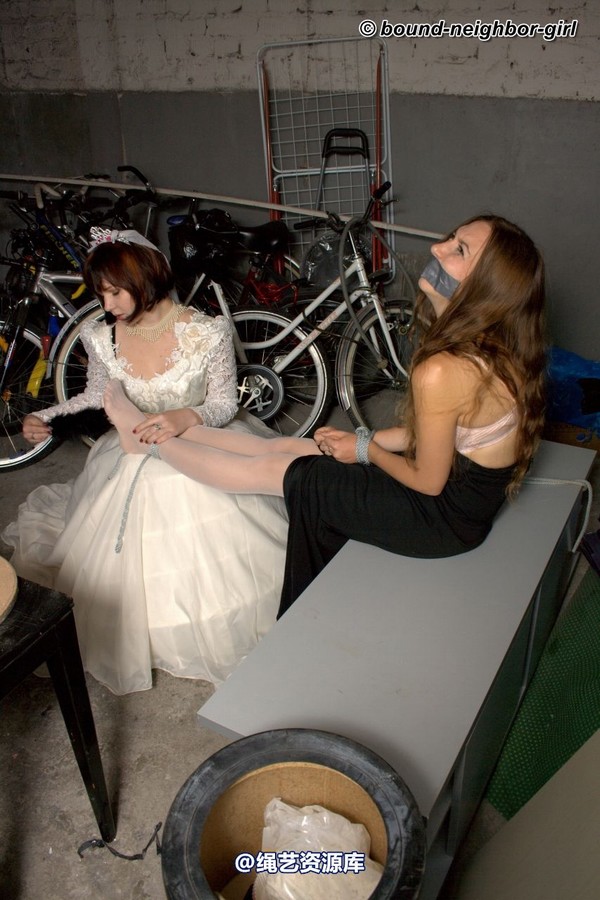 bound-neighbor-girl - Leoni and Valentina - Friend of the Bride 2 第 3 张图片