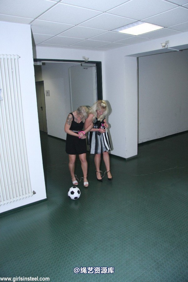 girlsinsteel - 2 girls walking in handcuffs 第 4 张图片