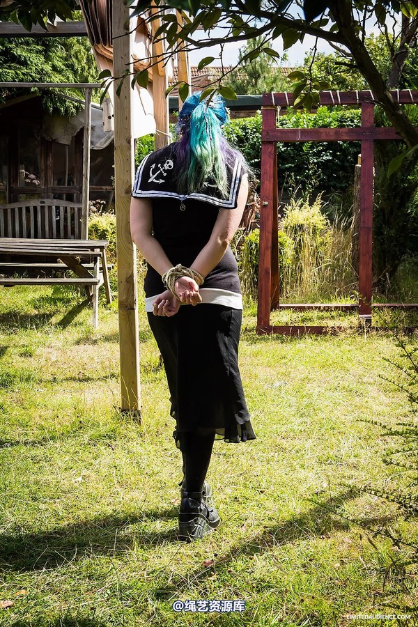 limitedaudience - 2014 beckykat walking captive 第 4 张图片