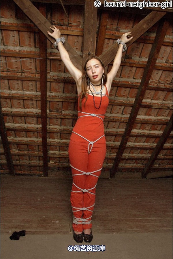 bound-neighbor-girl - Leonie tied up in the attic 第 3 张图片