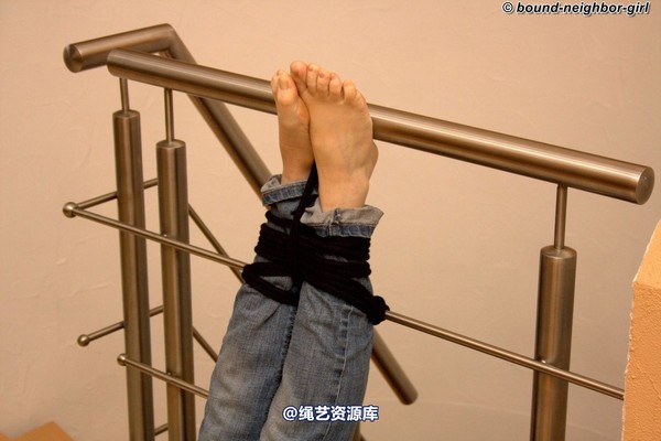 bound-neighbor-girl - Cindy - Tied up in her apartment 6 第 2 张图片